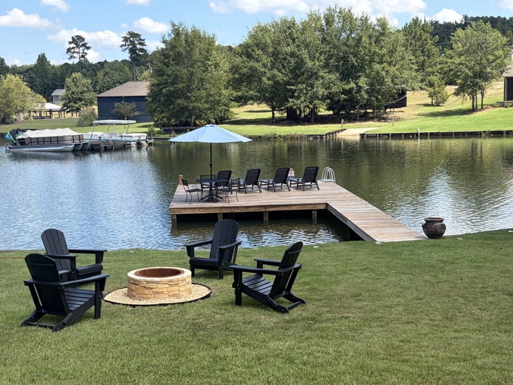 Family fun lake home with dock, kayaks & fire pit.
